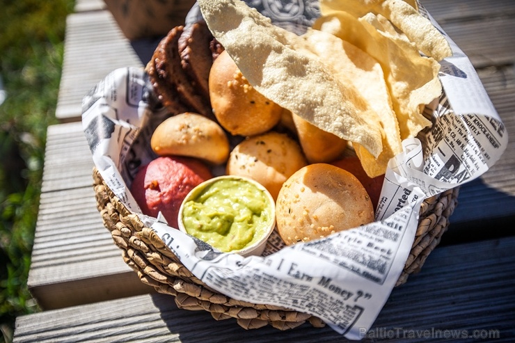 Restorāns Baltvilla sagatavojis īpašu piedāvājumu - svaigo uzkodu un desertu piknika grozu līdzņemšanai, ko baudīt, dodoties pastaigā uz mežu, jūru va Restorāns Baltvilla sagatavojis īpašu piedāvājumu - svaigo uzkodu un desertu piknika grozu līdzņemšanai, ko baudīt, dodoties pastaigā uz mežu, jūru va 281808