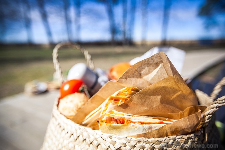 Restorāns Baltvilla sagatavojis īpašu piedāvājumu - svaigo uzkodu un desertu piknika grozu līdzņemšanai, ko baudīt, dodoties pastaigā uz mežu, jūru va Restorāns Baltvilla sagatavojis īpašu piedāvājumu - svaigo uzkodu un desertu piknika grozu līdzņemšanai, ko baudīt, dodoties pastaigā uz mežu, jūru va 281837
