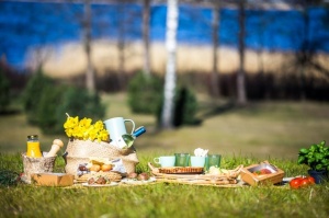 Restorāns «Baltvilla» piedāvā fantastiskus uzkodu un desertu piknika grozus līdzņemšanai
