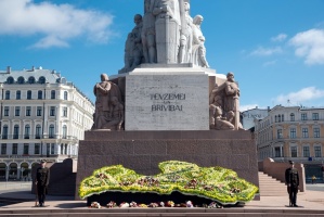 Brīvības pieminekli Rīgā rotā īpaša ziedu kompozīcija «Ziedu Latvija»