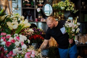 Viesnīcā Rīgas sirdī atklāj krāšņu ziedu salonu