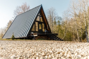 Ceļotājiem atklāts jauns un pašu rokām veidots namiņš «Two Black Cabins» 