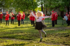 Rēzeknes pagalmos skan muzikāli pārsteigumi pilsētas iedzīvotājiem un viesiem