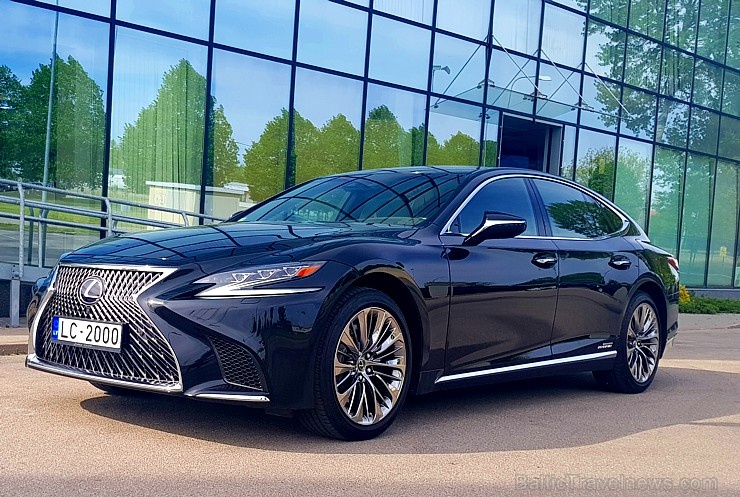 Travelnews.lv apceļo Latviju ar premium klases «Lexus LS 500h» 283739