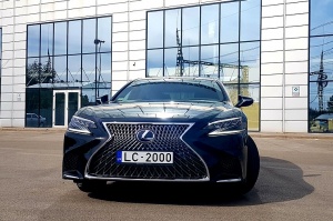 Travelnews.lv apceļo Latviju ar premium klases vāģi «Lexus LS 500h»