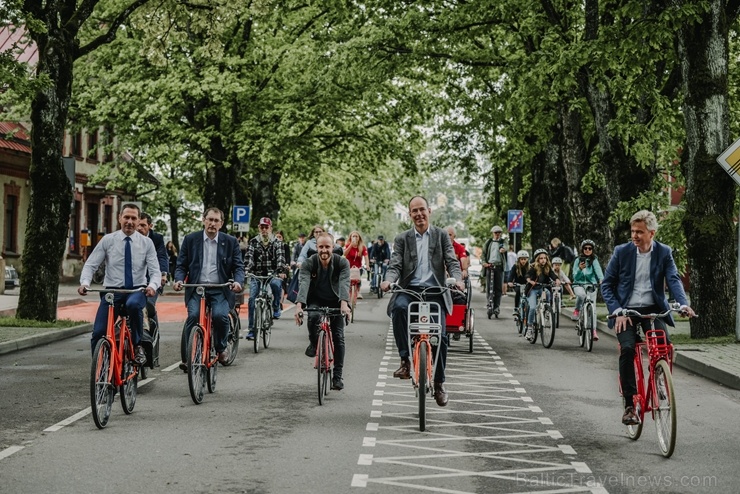 Siguldā atklāta Latvijā pirmā velo iela, kas darbojas kā pilotprojekts Siguldas kopējās satiksmes uzlabošanas koncepcijā Siguldā atklāta Latvijā pirmā velo iela, kas darbojas kā pilotprojekts Siguldas kopējās satiksmes uzlabošanas koncepcijā 283972