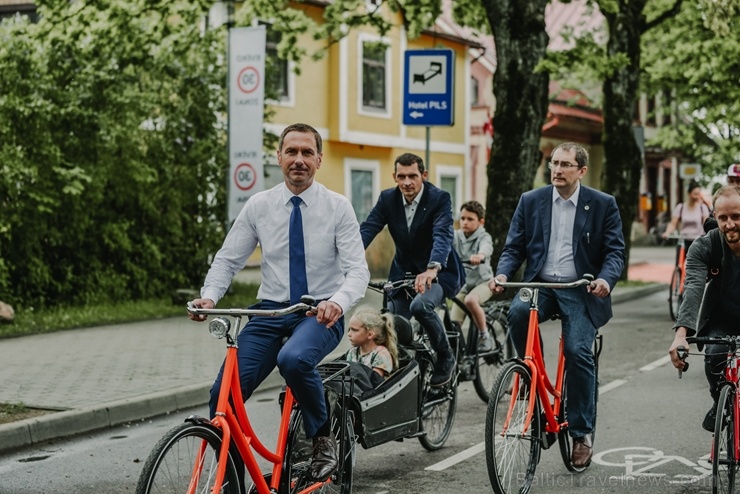 Siguldā atklāta Latvijā pirmā velo iela, kas darbojas kā pilotprojekts Siguldas kopējās satiksmes uzlabošanas koncepcijā Siguldā atklāta Latvijā pirmā velo iela, kas darbojas kā pilotprojekts Siguldas kopējās satiksmes uzlabošanas koncepcijā 283973