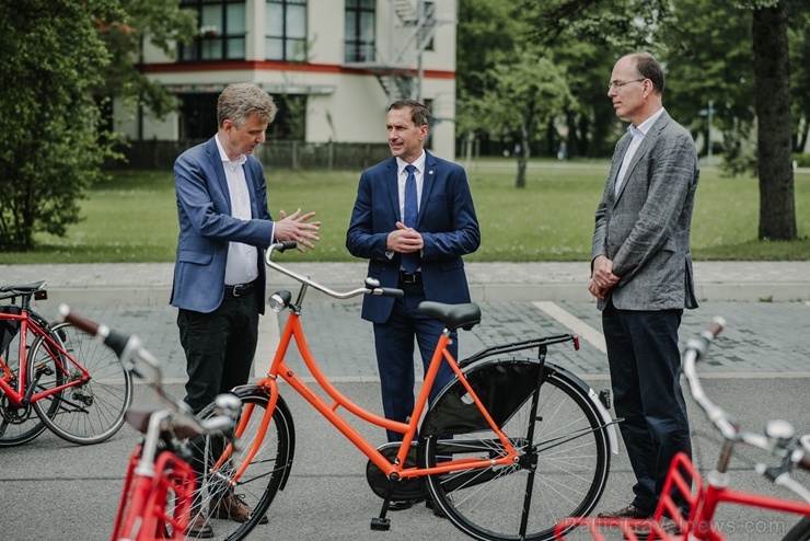 Siguldā atklāta Latvijā pirmā velo iela, kas darbojas kā pilotprojekts Siguldas kopējās satiksmes uzlabošanas koncepcijā Siguldā atklāta Latvijā pirmā velo iela, kas darbojas kā pilotprojekts Siguldas kopējās satiksmes uzlabošanas koncepcijā 283976