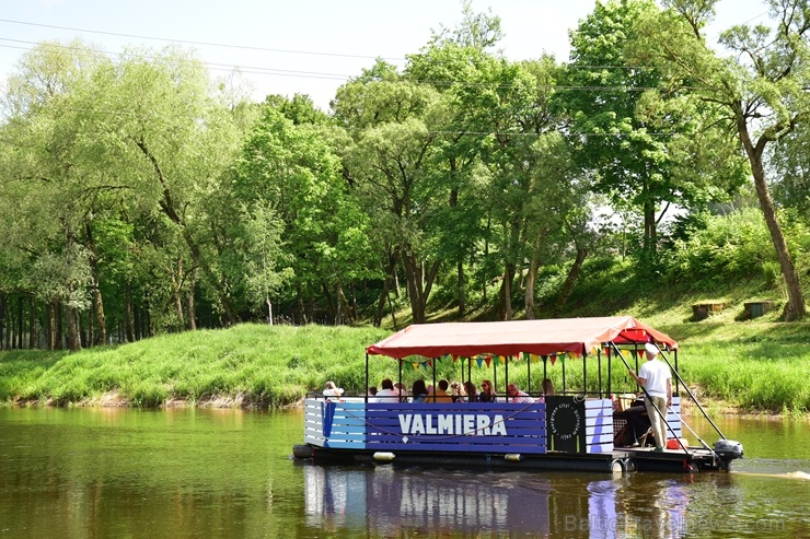 Gaujas tramvajs Valmierā priecē braucējus ar brīnišķīgām ainavām un kapteiņa stāstījumu par Valmieru Gaujas tramvajs Valmierā priecē braucējus ar brīnišķīgām ainavām un kapteiņa stāstījumu par Valmieru 284362