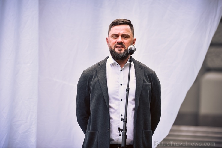 Pie Latvijas Nacionālā mākslas muzeja Rīgā atklāta tēlnieka Aigara Bikšes izgatavota vērienīga skulptūra «Mediķi pasaulei» Pie Latvijas Nacionālā mākslas muzeja Rīgā atklāta tēlnieka Aigara Bikšes izgatavota vērienīga skulptūra «Mediķi pasaulei» 284389