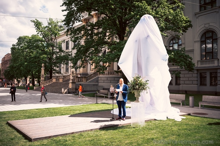 Pie Latvijas Nacionālā mākslas muzeja Rīgā atklāta tēlnieka Aigara Bikšes izgatavota vērienīga skulptūra «Mediķi pasaulei» Pie Latvijas Nacionālā mākslas muzeja Rīgā atklāta tēlnieka Aigara Bikšes izgatavota vērienīga skulptūra «Mediķi pasaulei» 284392