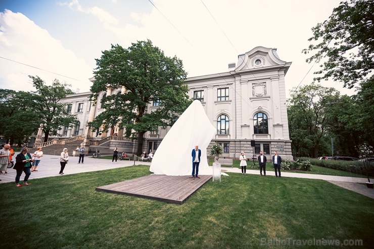 Pie Latvijas Nacionālā mākslas muzeja Rīgā atklāta tēlnieka Aigara Bikšes izgatavota vērienīga skulptūra «Mediķi pasaulei» Pie Latvijas Nacionālā mākslas muzeja Rīgā atklāta tēlnieka Aigara Bikšes izgatavota vērienīga skulptūra «Mediķi pasaulei» 284393