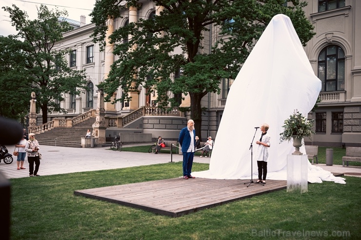 Pie Latvijas Nacionālā mākslas muzeja Rīgā atklāta tēlnieka Aigara Bikšes izgatavota vērienīga skulptūra «Mediķi pasaulei» Pie Latvijas Nacionālā mākslas muzeja Rīgā atklāta tēlnieka Aigara Bikšes izgatavota vērienīga skulptūra «Mediķi pasaulei» 284394