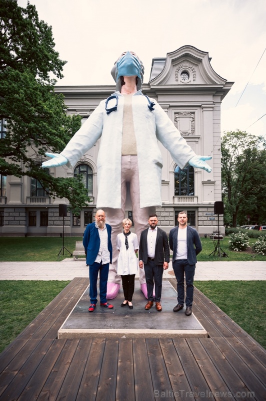 Pie Latvijas Nacionālā mākslas muzeja Rīgā atklāta tēlnieka Aigara Bikšes izgatavota vērienīga skulptūra «Mediķi pasaulei» Pie Latvijas Nacionālā mākslas muzeja Rīgā atklāta tēlnieka Aigara Bikšes izgatavota vērienīga skulptūra «Mediķi pasaulei» 284398