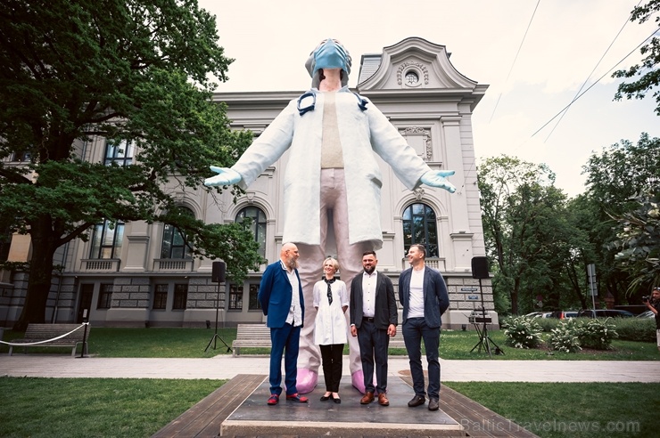 Pie Latvijas Nacionālā mākslas muzeja Rīgā atklāta tēlnieka Aigara Bikšes izgatavota vērienīga skulptūra «Mediķi pasaulei» Pie Latvijas Nacionālā mākslas muzeja Rīgā atklāta tēlnieka Aigara Bikšes izgatavota vērienīga skulptūra «Mediķi pasaulei» 284399