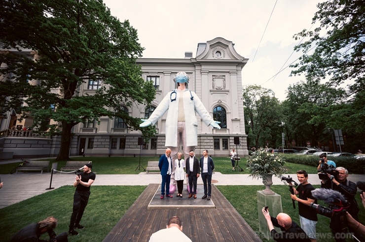 Pie Latvijas Nacionālā mākslas muzeja Rīgā atklāta tēlnieka Aigara Bikšes izgatavota vērienīga skulptūra «Mediķi pasaulei» Pie Latvijas Nacionālā mākslas muzeja Rīgā atklāta tēlnieka Aigara Bikšes izgatavota vērienīga skulptūra «Mediķi pasaulei» 284400