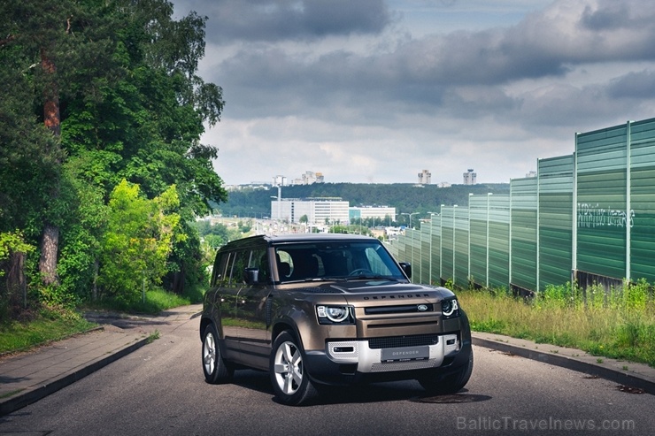 Land Rover salonā Rīgā ieradies Land Rover Defender – viens no pievilcīgākajiem desmitgades automobiļiem Land Rover salonā Rīgā ieradies Land Rover Defender – viens no pievilcīgākajiem desmitgades automobiļiem 284472