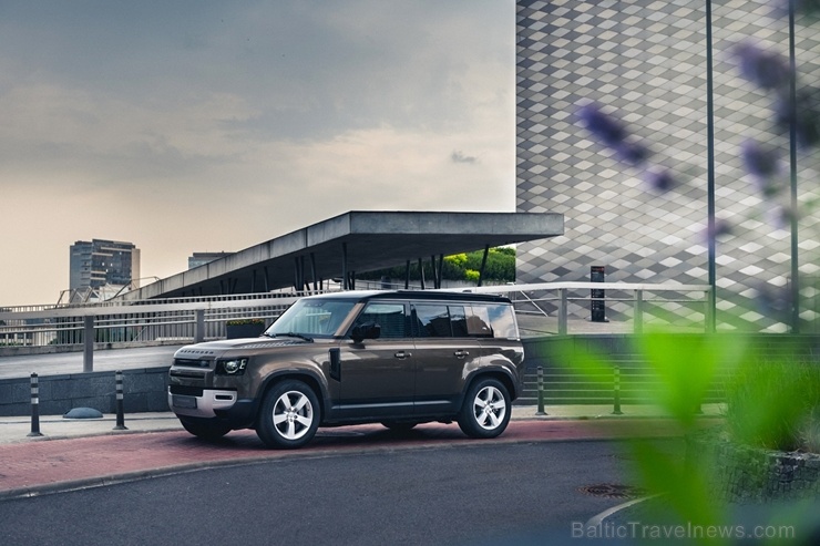 Land Rover salonā Rīgā ieradies Land Rover Defender – viens no pievilcīgākajiem desmitgades automobiļiem Land Rover salonā Rīgā ieradies Land Rover Defender – viens no pievilcīgākajiem desmitgades automobiļiem 284476