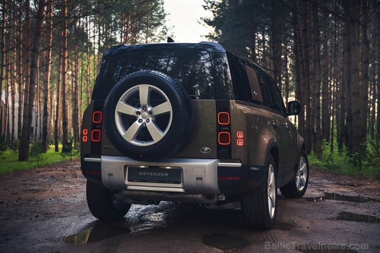 Land Rover salonā Rīgā ieradies Land Rover Defender – viens no pievilcīgākajiem desmitgades automobiļiem Land Rover salonā Rīgā ieradies Land Rover Defender – viens no pievilcīgākajiem desmitgades automobiļiem 284479