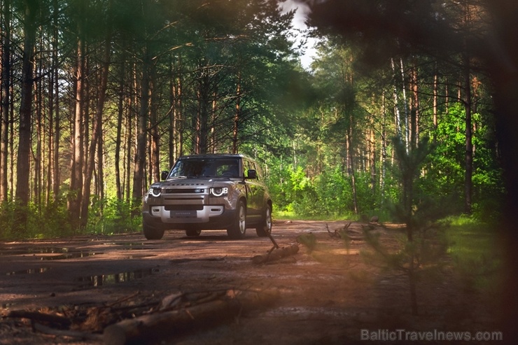 Land Rover salonā Rīgā ieradies Land Rover Defender – viens no pievilcīgākajiem desmitgades automobiļiem Land Rover salonā Rīgā ieradies Land Rover Defender – viens no pievilcīgākajiem desmitgades automobiļiem 284480