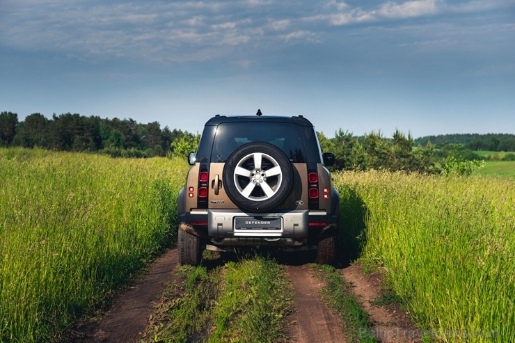 Land Rover salonā Rīgā ieradies Land Rover Defender – viens no pievilcīgākajiem desmitgades automobiļiem Land Rover salonā Rīgā ieradies Land Rover Defender – viens no pievilcīgākajiem desmitgades automobiļiem 284486