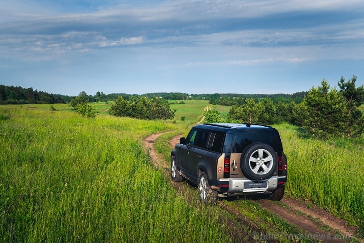 Land Rover salonā Rīgā ieradies Land Rover Defender – viens no pievilcīgākajiem desmitgades automobiļiem Land Rover salonā Rīgā ieradies Land Rover Defender – viens no pievilcīgākajiem desmitgades automobiļiem 284487
