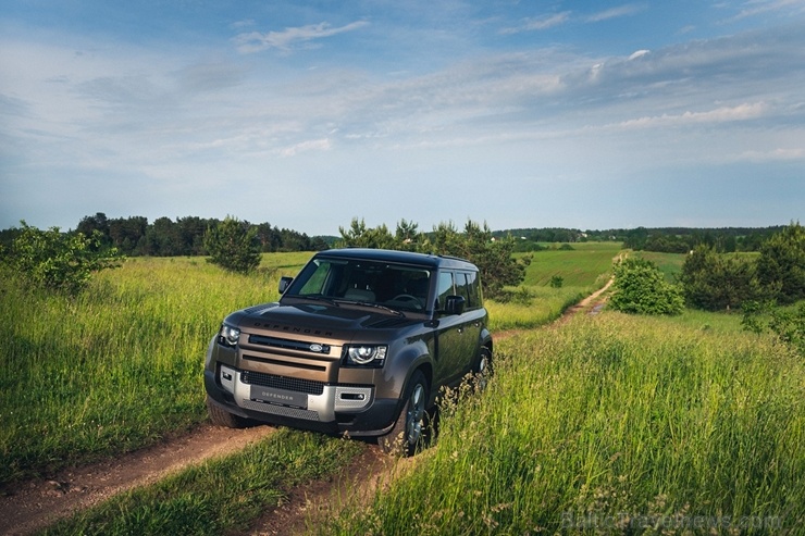 Land Rover salonā Rīgā ieradies Land Rover Defender – viens no pievilcīgākajiem desmitgades automobiļiem Land Rover salonā Rīgā ieradies Land Rover Defender – viens no pievilcīgākajiem desmitgades automobiļiem 284488