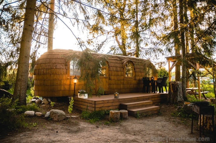 Milzkalnē meža ielokā viesus uzņem neaprastais «IGLU HUT» namiņš 285129