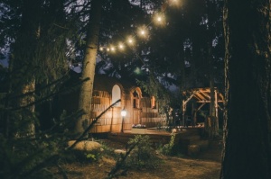 Milzkalnē meža ielokā viesus uzņem neaprastais «IGLU HUT» namiņš