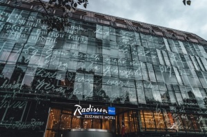 Viesnīca «Radisson Blu Elizabete hotel» no jauna ver durvis ceļotājiem