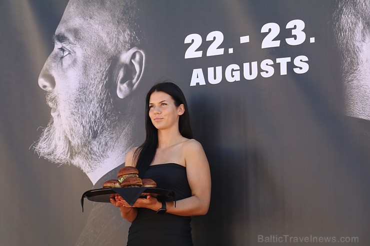 Viktors Ravdive un Lauris Aleksejevs aicina uz «Burger Battle» jaunajā «Via Jurmala Outlet Village» Viktors Ravdive un Lauris Aleksejevs aicina uz «Burger Battle» jaunajā «Via Jurmala Outlet Village» 286388