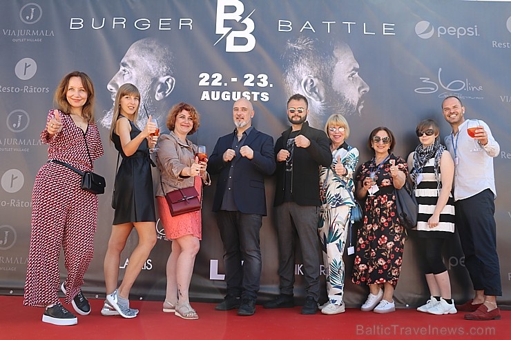 Viktors Ravdive un Lauris Aleksejevs aicina uz «Burger Battle» jaunajā «Via Jurmala Outlet Village» Viktors Ravdive un Lauris Aleksejevs aicina uz «Burger Battle» jaunajā «Via Jurmala Outlet Village» 286414