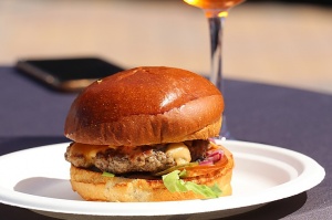 Viktors Ravdive un Lauris Aleksejevs aicina uz «Burger Battle» jaunajā «Via Jurmala Outlet Village»