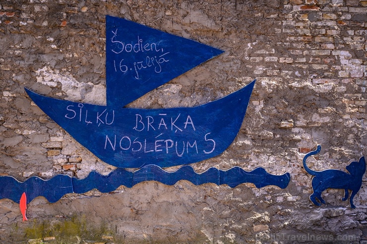 Ar košu atklāšanas pasākumu kādā no senajām Liepājas centra noliktavām durvis apmeklētājiem vēris jauns tūrisma objekts – izzinošs piedzīvojums Ar košu atklāšanas pasākumu kādā no senajām Liepājas centra noliktavām durvis apmeklētājiem vēris jauns tūrisma objekts – izzinošs piedzīvojums