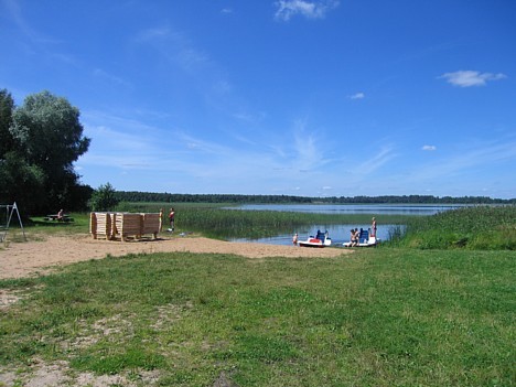 Peldvieta. Ezerā aktīvās atpūtas iespējas - braukšana ar ūdensslēpēm, ūdens velosipēdiem un laivām Peldvieta. Ezerā aktīvās atpūtas iespējas - braukšana ar ūdensslēpēm, ūdens velosipēdiem un laivām 15425