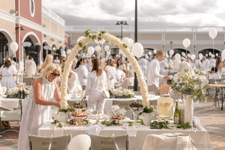 Slepenībā turētais baltais pikniks šajā gadā notika modes zīmolu outlet ciematā Via Jurmala Outlet Village Slepenībā turētais baltais pikniks šajā gadā notika modes zīmolu outlet ciematā Via Jurmala Outlet Village 287202