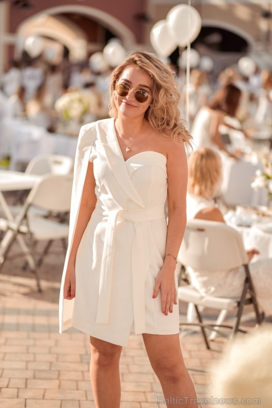 Slepenībā turētais baltais pikniks šajā gadā notika modes zīmolu outlet ciematā Via Jurmala Outlet Village Slepenībā turētais baltais pikniks šajā gadā notika modes zīmolu outlet ciematā Via Jurmala Outlet Village 287212