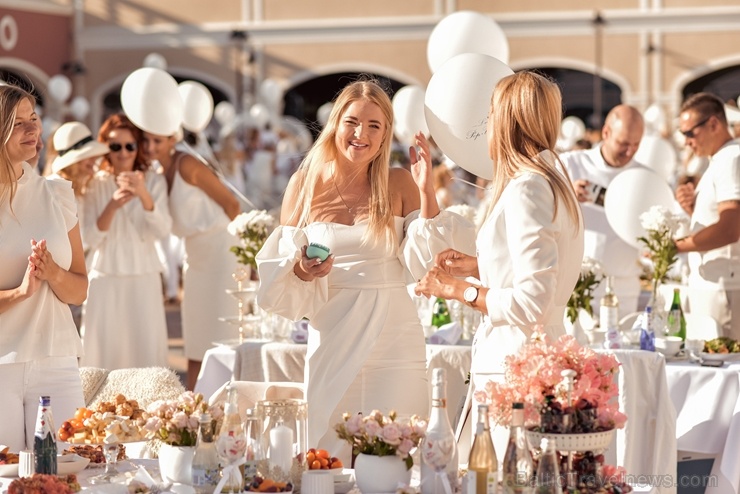 Slepenībā turētais baltais pikniks šajā gadā notika modes zīmolu outlet ciematā Via Jurmala Outlet Village Slepenībā turētais baltais pikniks šajā gadā notika modes zīmolu outlet ciematā Via Jurmala Outlet Village 287216