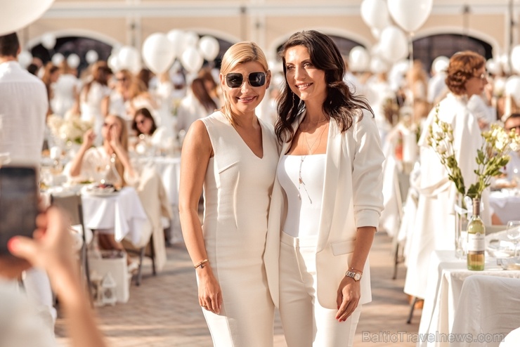 Slepenībā turētais baltais pikniks šajā gadā notika modes zīmolu outlet ciematā Via Jurmala Outlet Village Slepenībā turētais baltais pikniks šajā gadā notika modes zīmolu outlet ciematā Via Jurmala Outlet Village 287219