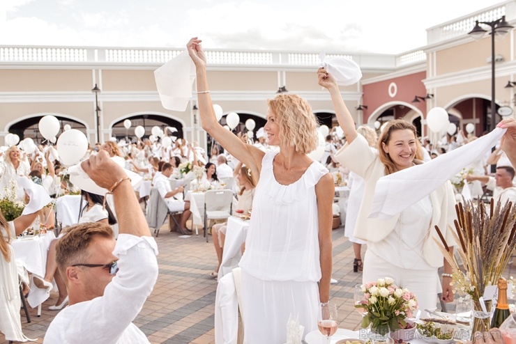 Slepenībā turētais baltais pikniks šajā gadā notika modes zīmolu outlet ciematā Via Jurmala Outlet Village Slepenībā turētais baltais pikniks šajā gadā notika modes zīmolu outlet ciematā Via Jurmala Outlet Village 287228