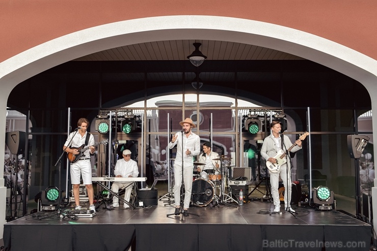 Slepenībā turētais baltais pikniks šajā gadā notika modes zīmolu outlet ciematā Via Jurmala Outlet Village Slepenībā turētais baltais pikniks šajā gadā notika modes zīmolu outlet ciematā Via Jurmala Outlet Village 287234