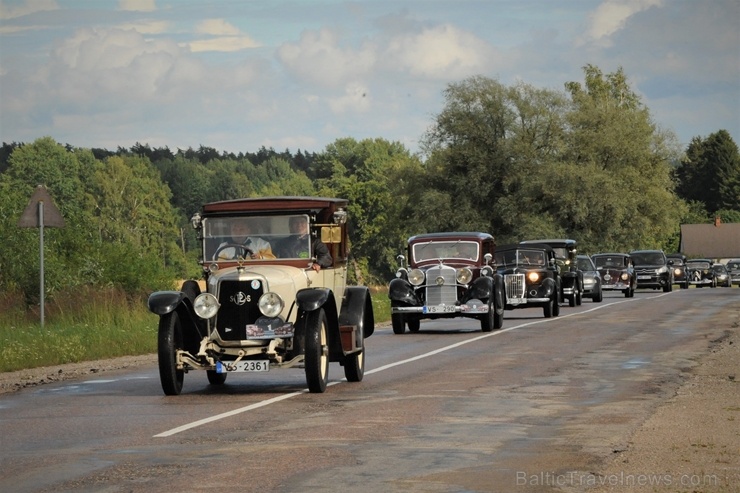 2020. gada 25. jūlijā no Rīgas Motormuzeja uz Cēsīm startēja retro auto parāde 2020. gada 25. jūlijā no Rīgas Motormuzeja uz Cēsīm startēja retro auto parāde