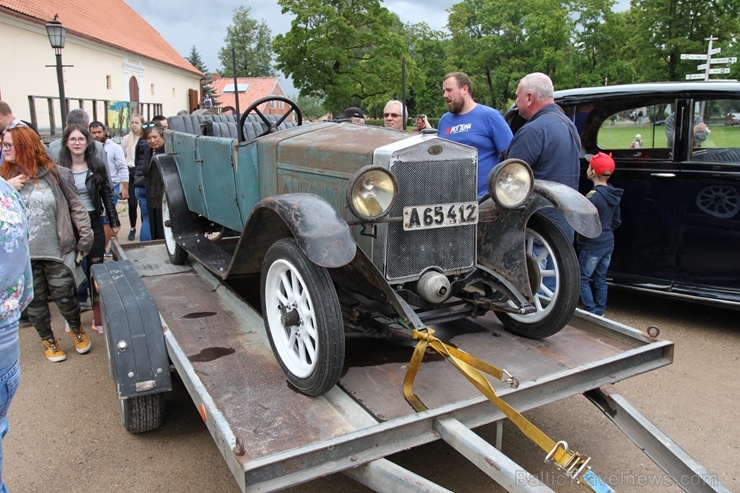 2020. gada 25. jūlijā no Rīgas Motormuzeja uz Cēsīm startēja retro auto parāde 2020. gada 25. jūlijā no Rīgas Motormuzeja uz Cēsīm startēja retro auto parāde