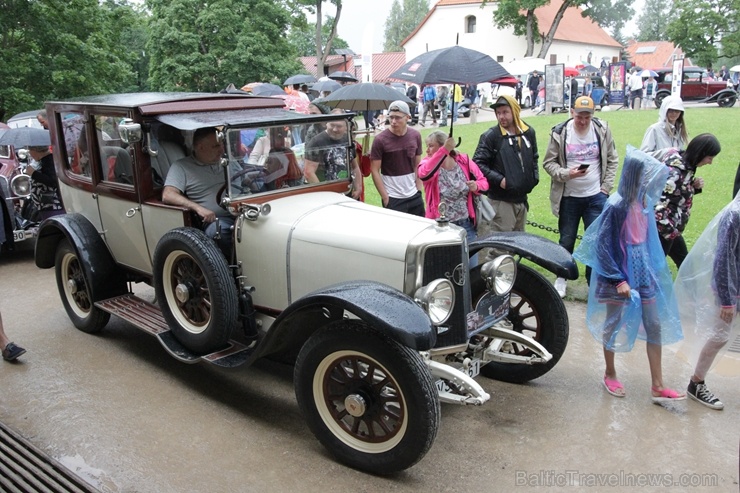 2020. gada 25. jūlijā no Rīgas Motormuzeja uz Cēsīm startēja retro auto parāde 2020. gada 25. jūlijā no Rīgas Motormuzeja uz Cēsīm startēja retro auto parāde