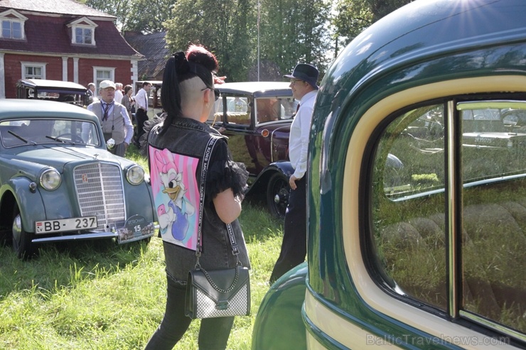 2020. gada 25. jūlijā no Rīgas Motormuzeja uz Cēsīm startēja retro auto parāde 2020. gada 25. jūlijā no Rīgas Motormuzeja uz Cēsīm startēja retro auto parāde