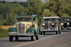 Retro automobiļi braucienā «Retromance 2020» dodas uz Cēsīm