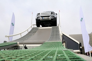 Travelnews.lv iepazīst jauno «Land Rover Defender» interesantos apstākļos