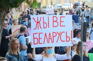 Pie Baltkrievijas vēstniecības cilvēki aktīvi protestē pret vardarbību mūsu kaimiņvalstī