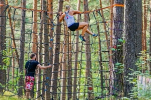 Mežaparkā norisinās populārās taku un šķēršļu skriešanas sacensības «Lāčplēšu kross»