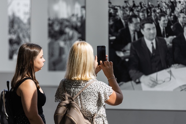 Brīvības laukumā atklāj Latvijas neatkarības atjaunošanas trīsdesmitgadei veltītu lielformāta fotoizstādi Brīvības laukumā atklāj Latvijas neatkarības atjaunošanas trīsdesmitgadei veltītu lielformāta fotoizstādi 289038